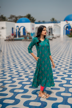 Aara Bloom Green Viscose A-Line Kurta with V-Neck & 3/4th Sleeves