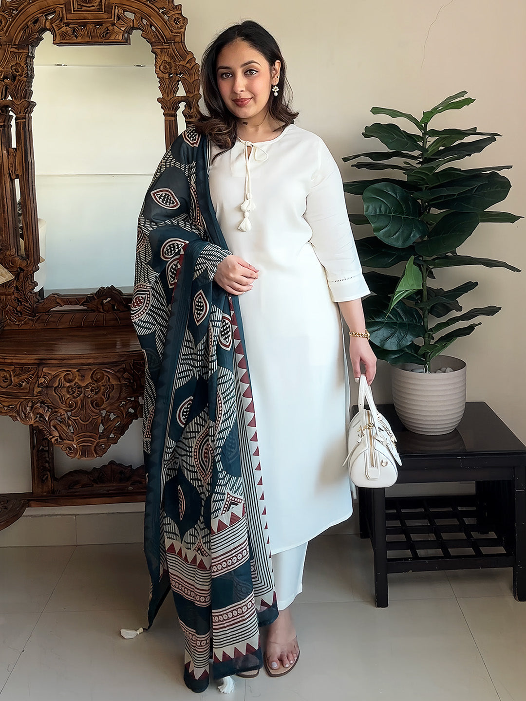 Niva Women's Off White Rayon Solid Straight Kurta Set